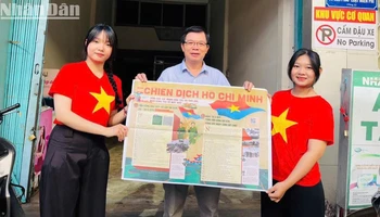 Đại diện Báo Nhân Dân tại Đắk Lắk tặng phụ san đặc biệt của Báo Nhân Dân kỷ niệm 50 năm Ngày giải phóng miền nam, thống nhất đất nước cho bạn đọc.