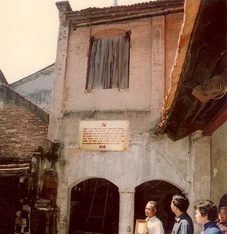 Ngôi nhà trong làng Bát Tràng, nơi in bài hát Tiến quân ca.