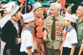 Các cụ lão thành cách mạng kể chuyện truyền thống Tân Trào cho thế hệ trẻ.