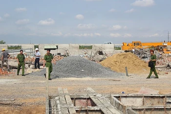 Cơ quan công an làm việc tại hiện trường vụ sập công trình xây dựng ở Đồng Nai.
