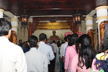 Người dân vào đền thờ thắp hương, tưởng nhớ Bác ở xã Lương Tâm.