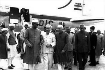 Chủ tịch Hồ Chí Minh tại sân bay New Delhi trong chuyến thăm hữu nghị Ấn Độ, ngày 4-2-1958.