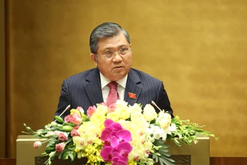 Chủ nhiệm Ủy ban Đối ngoại của Quốc hội Nguyễn Văn Giàu trình bày Báo cáo thẩm tra về việc phê chuẩn Hiệp định thương mại tự do giữa CHXHCN Việt Nam và Liên minh Cchâu Âu.