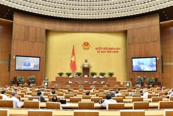 Bộ trưởng Bộ Tư pháp Lê Thành Long trình bày Tờ trình dự án Luật sửa đổi, bổ sung một số điều của Luật Xử lý vi phạm hành chính chiều 22-5. (Ảnh: QUANG HOÀNG)