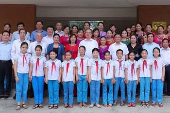 Đồng chí Nguyễn Thiện Nhân cùng đoàn công tác đã chụp ảnh lưu niệm với cán bộ, giáo viên Trường Tiểu học Làng Sen. (Ảnh Thành Duy)
