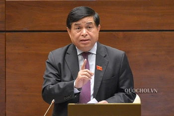 Bộ trưởng Kế hoạch và đầu tư Nguyễn Chí Dũng báo cáo trước Quốc hội ngày 28-5. Ảnh: Quochoi.vn