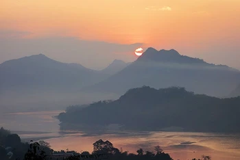 Ngắm hoàng hôn trên đỉnh Phousi
