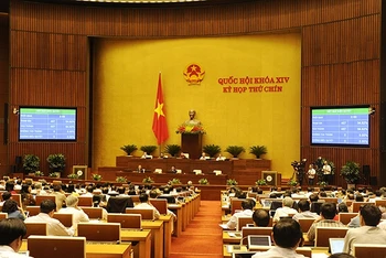 Các đại biểu Quốc hội biểu quyết thông qua các Nghị quyết phê chuẩn EVFTA và EVIPA vào sáng ngày 8-6 (Ảnh: Đăng Khoa).