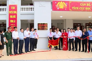 Lễ khánh thành công trình Trường THCS Ninh Xá, một trong số tám công trình chào mừng Đại hội Đảng bộ TP Bắc Ninh nhiệm kỳ 2020 - 2025.Ảnh: MAI LAN