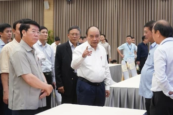 Thủ tướng Nguyễn Xuân Phúc kiểm tra công tác chuẩn bị Hội nghị cấp cao ASEAN lần thứ 36. (ẢNH: QUANG HIẾU)