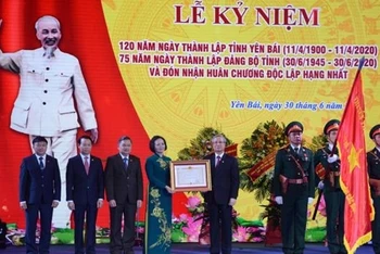 Thường trực Ban Bí thư trao Huân chương Độc lập hạng Nhất cho tỉnh Yên Bái.