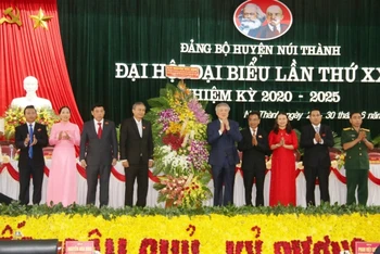 Đồng chí Nguyễn Hòa Bình tặng hoa chúc mừng đại hội.
