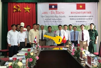 Lãnh đạo tỉnh Điện Biên và lãnh đạo tỉnh Phoong Sa Ly bàn giao chìa khóa công trình Trường THPT huyện Bun Nưa.