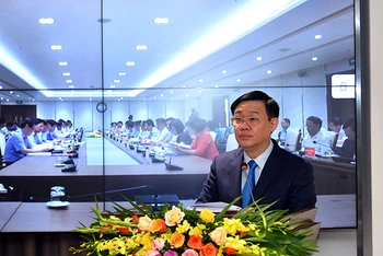 Đồng chí Vương Đình Huệ, Ủy viên Bộ Chính trị, Bí thư Thành ủy Hà Nội phát biểu ý kiến tại hội nghị. Ảnh: DUY LINH