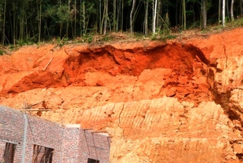 Khu vực sụt lún đất nguy hiểm ở xã Xuân Hòa, huyện Bảo Yên (Lào Cai).