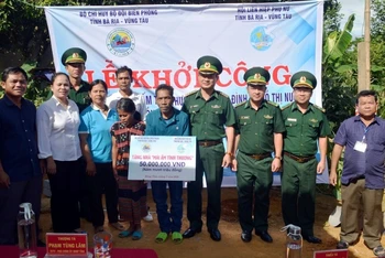 Lãnh đạo BĐBP tỉnh Thừa Thiên Huế và Hội LHPN huyện A Lưới trao tiền hỗ trợ cho gia đình.