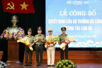 Thiếu tướng Trần Quốc Tỏ, Thứ trưởng Công an trao quyết định của Bộ trưởng Công an cho các tân Giám đốc Công an Hà Tĩnh, Nghệ An, Quảng Bình. Ảnh: VGP.