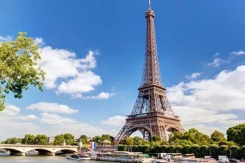 Từ 1-7, du khách từ 15 nước ngoài khu vực EU có thể trở lại thăm các điểm du lịch nổi tiếng tại Pháp, trong đó có tháp Eiffel. 