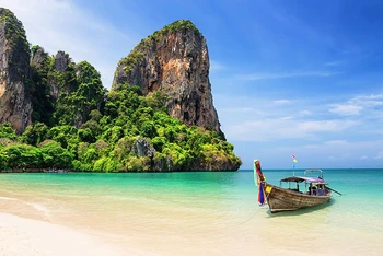 Đảo Phuket - một trong những điểm du lịch nổi tiếng nhất của Thái Lan bị ảnh hưởng nặng nề bởi dịch Covid-19. (Ảnh: The Telegraph)