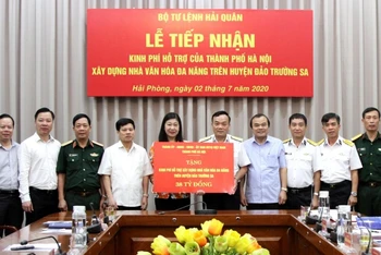 Đại diện TP Hà Nội trao kinh phí hỗ trợ xây dựng nhà văn hóa đa năng trên huyện đảo Trường Sa.