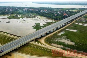 Cầu Hưng Hà bắc qua sông Hồng cùng tuyến đường dẫn hai đầu cầu dài gần 6,2 km được thông xe, đưa vào khai thác từ đầu năm 2019. 