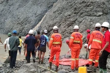 Lực lượng cứu nạn đang tìm kiếm những người mất tích sau vụ lở đất. (Ảnh: Cơ quan Phòng cháy chữa cháy Myanmar)