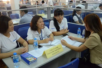 Lao động tìm hiểu thông tin về việc làm tại Trung tâm Dịch vụ việc làm Hà Nội (Ảnh: HCES).