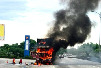 Hiện trường vụ cháy xe đầu kéo trên tuyến Quốc lộ 1A qua huyện Phong Điền (Thừa Thiên Huế).