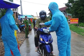 Lập chốt chặn xịt thuốc kháng khuẩn để phòng dịch tại làng O, xã Ya Xiêr, huyện Sa Thầy, tỉnh Kon Tum.