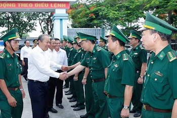 Phó Thủ tướng Thường trực Trương Hòa Bình kiểm tra tại Biên phòng cửa khẩu cảng Hải Phòng. 