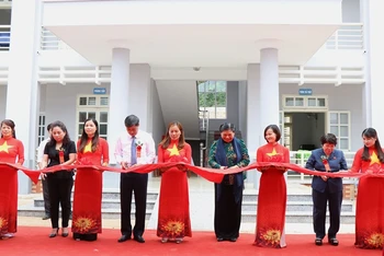 Đồng chí Tòng Thị Phóng cắt băng khánh thành công trình Trạm y tế xã Xuân Nha.