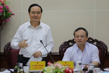 Bộ trưởng GD-ĐT Phùng Xuân Nhạ (bên trái ảnh) tại buổi làm việc với Ban Chỉ đạo thi tốt nghiệp THPT năm 2020 tỉnh Hưng Yên