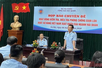 Ông Nguyễn Tiến Lộc, Cục trưởng Cục Kiểm tra sau thông quan (Tổng cục Hải quan) thông tin tại họp báo.