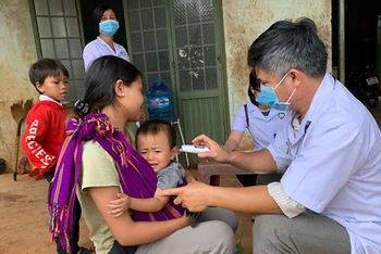 Ngành y tế tổ chức khám sàng lọc và điều trị dự phòng cho người dân làng Bông Hiot (xã Hải Yang, huyện Đắk Đoa) chiều 4-7.