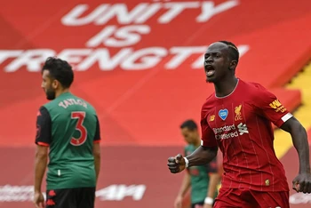 Mane (áo đỏ) mở tỷ số cho Liverpool.