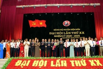Đồng chí Trần Văn Sơn, Bí thư Tỉnh ủy Điện Biên tặng hoa, chúc mừng các đồng chí được tín nhiệm bầu Ban Chấp hành Đảng bộ huyện Điện Biên, nhiệm kỳ 2020-2025.