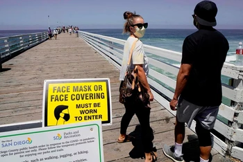 Du khách đến bãi biển tại San Diego, California bắt buộc phải đeo khẩu trang. (Ảnh: Getty Images)