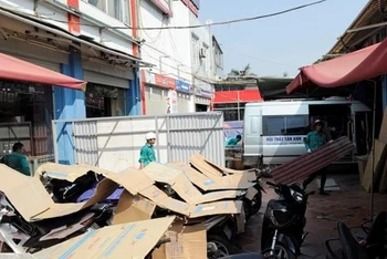 Lực lượng chức năng cưỡng chế các công trình vi phạm trên đường Nguyễn Khánh Toàn.
