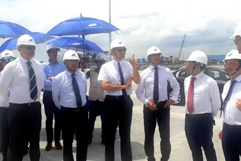 Đại sứ Pháp tại Việt Nam Nicolas Warnery và Tổng lãnh sự quán Pháp tại TP Hồ Chí Minh Vincent Floreani cùng lãnh đạo hai tập đoàn thăm cảng Gemalink.