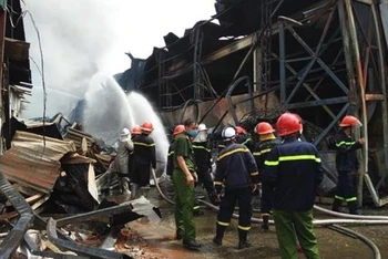 Hiện trường vụ cháy tại khu vực cảng Đức Giang.