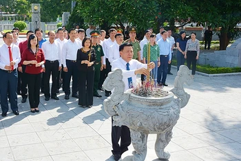 Các đại biểu dâng hương tưởng niệm Tổng Bí thư Nguyễn Văn Cừ.