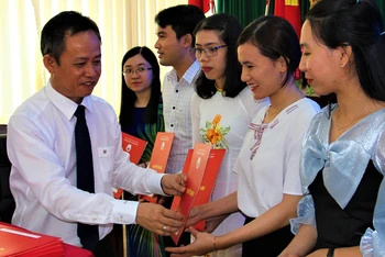 Phó Giám đốc Sở GD-ĐT Đắk Lắk Đỗ Tường Hiệp trao quyết định tuyển dụng đặc cách cho các giáo viên.