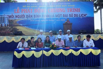 Các địa phương trong tỉnh Bình Định ký Bản cam kết triển khai các hoạt động của chương trình “Mỗi người dân Bình Định là một Đại sứ du lịch”.