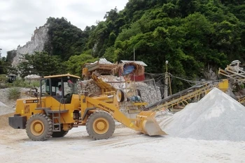 Khai thác đá vôi phục vụ sản xuất xi-măng tại Quảng Bình.