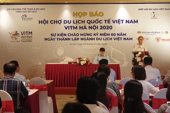 Phó Chủ tịch Hiệp hội Du lịch Việt Nam Vũ Thế Bình phát biểu tại Họp báo sáng 8-7 (Ảnh: TRANG LINH)