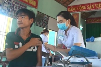 Ngành y tế tổ chức tiêm vắc-xin cho người dân ở xã Duy Nghĩa (huyện Duy Xuyên).