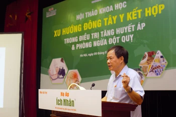 GS, TS Nguyễn Văn Thông cung cấp thông tin tại hội thảo. 