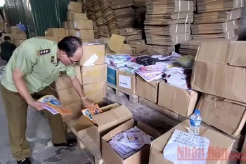 Lực lượng Quản lý thị trường tiến hành thu giữ lượng lớn sách giáo dục có dấu hiệu bị làm giả tại kho hàng số 87 phố Thịnh Liệt, quận Hoàng Mai, TP Hà Nội.