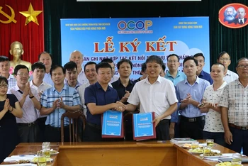Lãnh đạo Văn phòng Điều phối nông thôn mới tỉnh Quảng Ninh và Điện Biên trao biên bản ký kết.