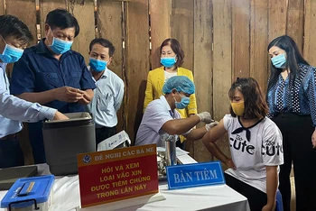 Ðoàn công tác của Bộ Y tế kiểm tra công tác phòng, chống dịch bạch hầu tại xã Quang Hòa, huyện Ðắk Glong, tỉnh Ðắk Nông.